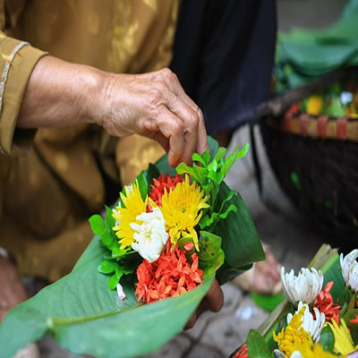 Những loại hoa nên cắm trên bàn thờ gia tiên để đem lại tài lộc cho gia đình