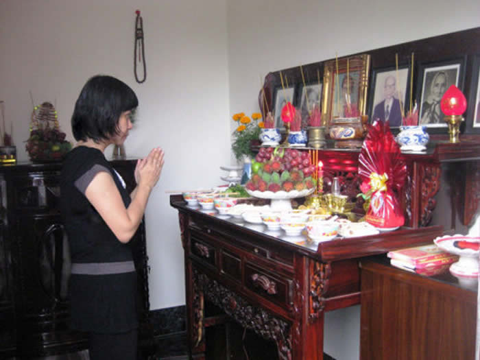 Gia tiên bàn thờ là nơi truyền thống đức tính, sự tôn trọng đối với tổ tiên của người Việt Nam. Hãy để giá tien bàn thờ thể hiện tình yêu thương mà bạn dành cho các vị tiền bối đã qua đời, giúp cho bạn cảm nhận được sự bình an, tịnh tâm.